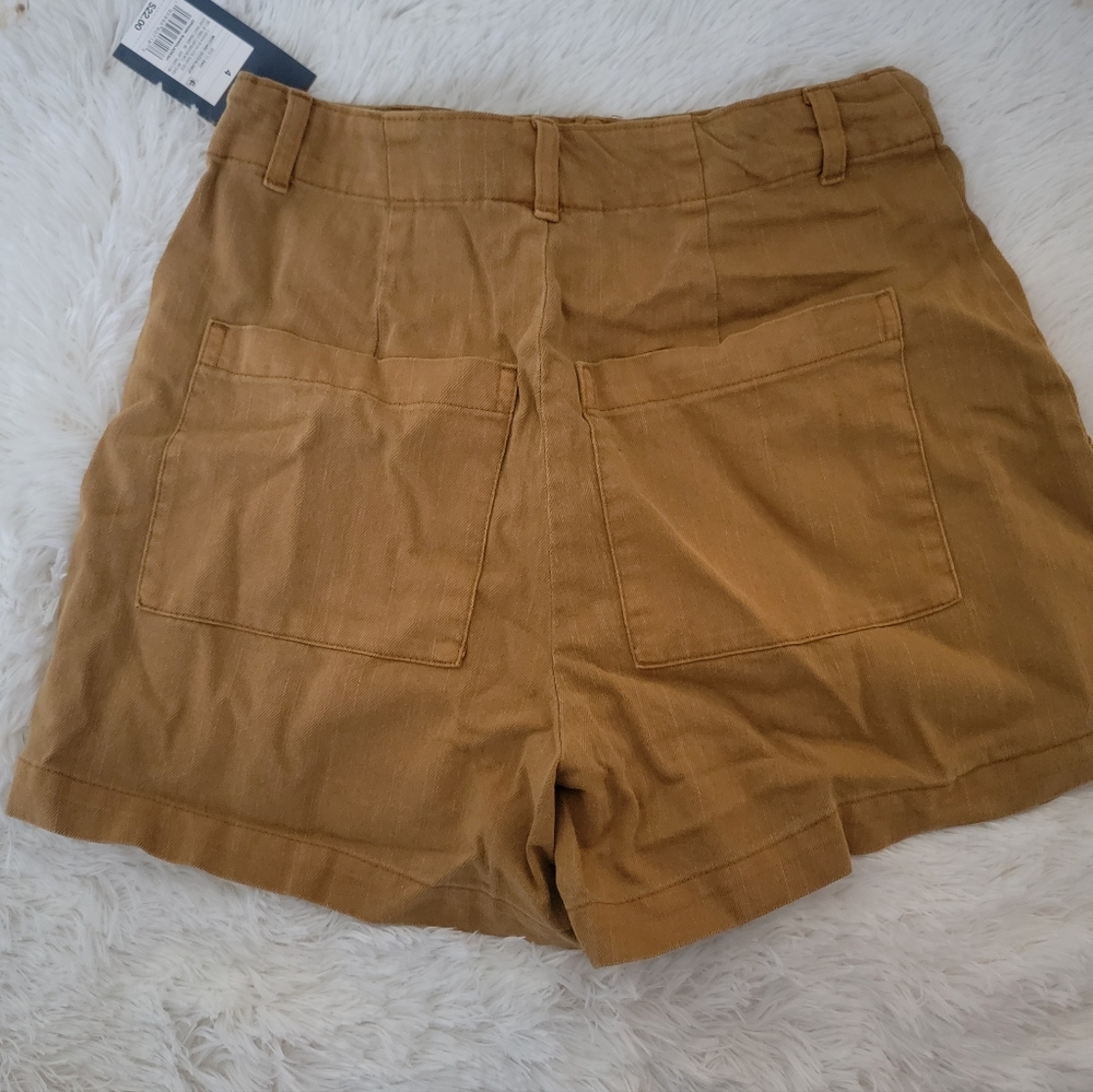 NWT High waisted Pleated shorts - Picture 2 of 2